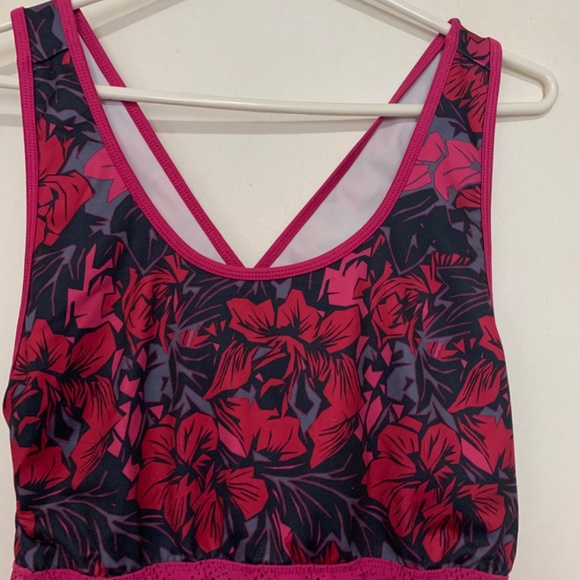 💋4/20 Work out tank fuschia and black - Picture 4 of 7